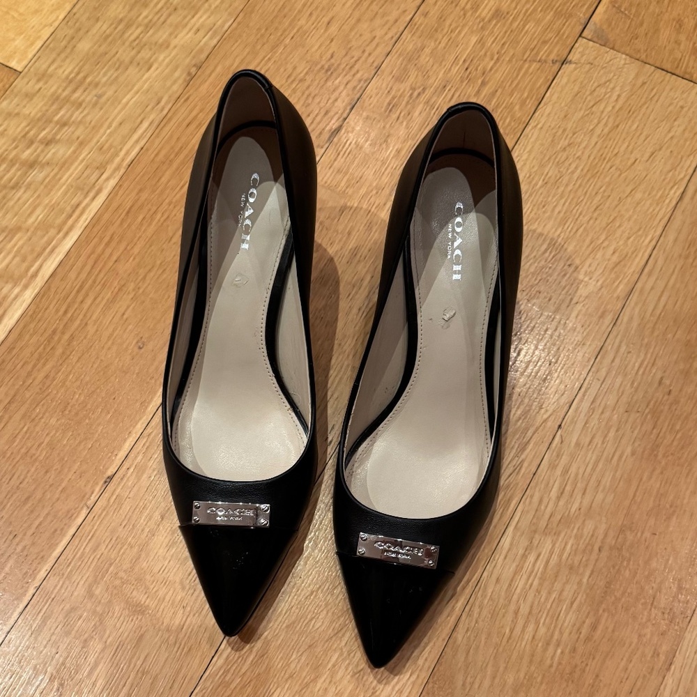 Coach Leather Point Cap Toe logo Black Heels. Size 8.5